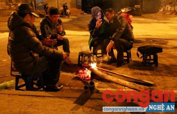 Người dân 'gồng mình' trong giá rét