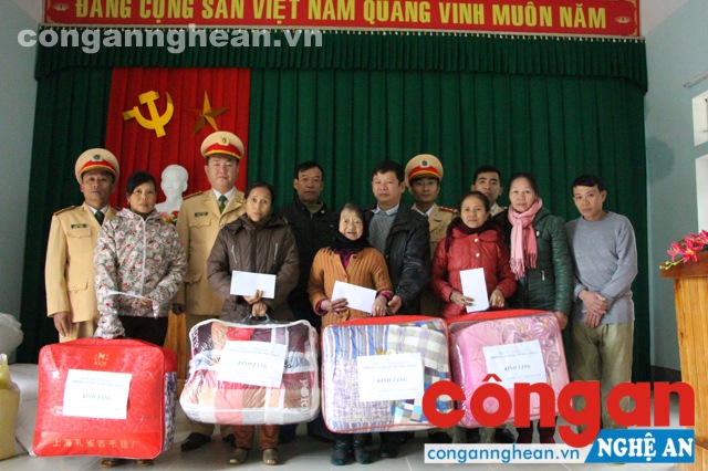 Trao quà hộ nghèo nhân dịp Tết Bính Thân 2016