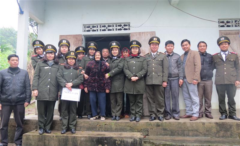 Trao quà cho các gia đình có hoàn cảnh khó khăn