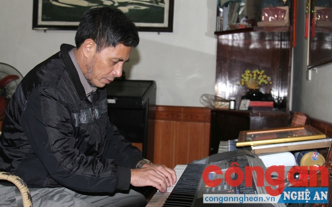 Người nghệ sĩ mặc áo lính