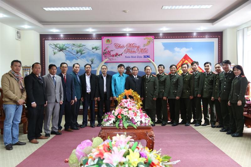 Đại diện Công an hai tỉnh chụp ảnh lưu niệm