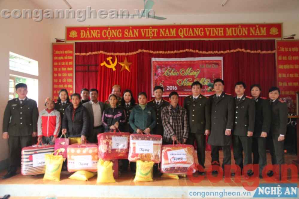 Các phòng, ban Công an tỉnh trao quà Tết tại Kỳ Sơn