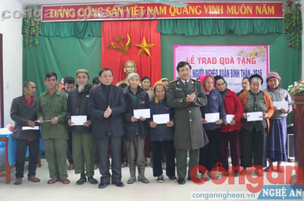 Mỗi suất quà là nguồn động viên quý giá đối với đồng bào nghèo