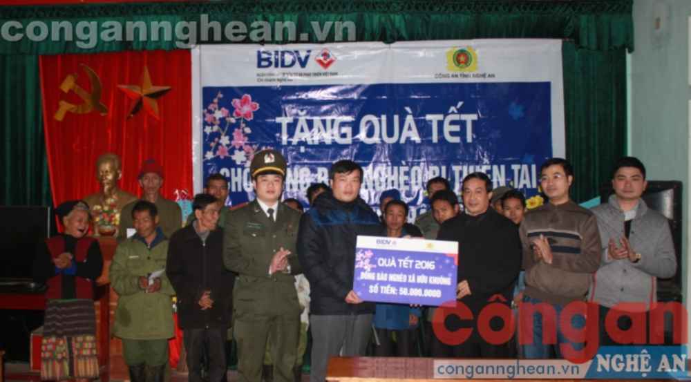 Đoàn thanh niên Công an tỉnh tặng quà Tết tại Tương Dương