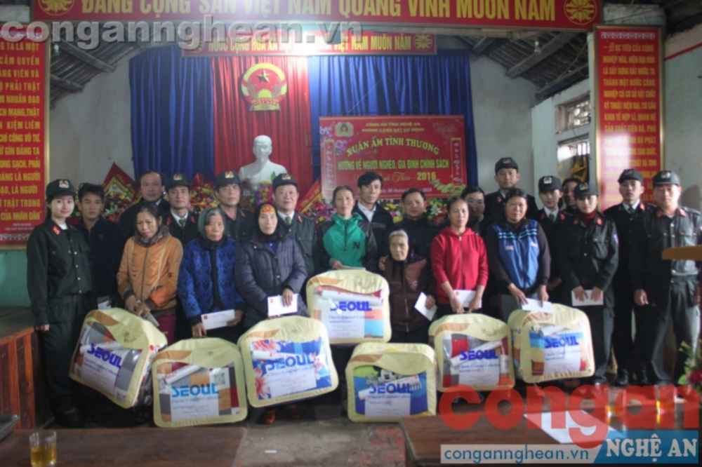 Những món quà nhỏ ấm áp tình người