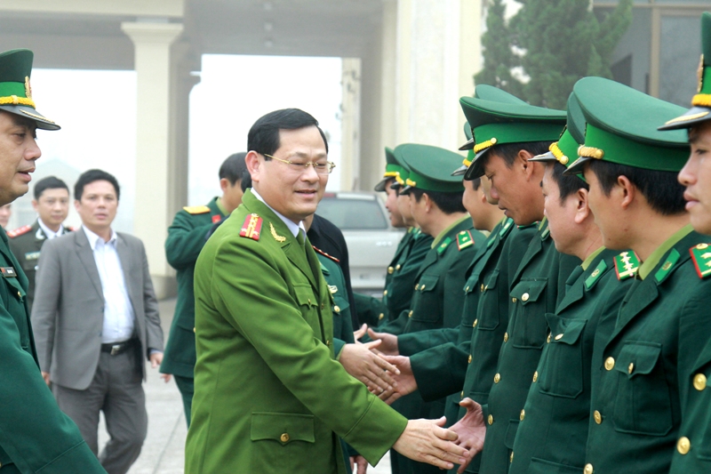 Nằm trong khuôn khổ chuyến đi, Đoàn đã đến thăm, động viên và tặng quà cán bộ, chiến sỹ Đồn biên phòng cửa khẩu Quốc tế Nậm Cắn.