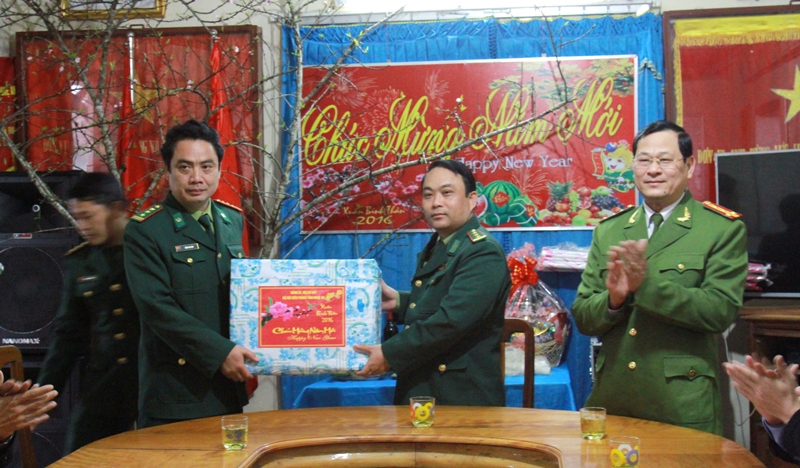 Đồng chí Đại tá Nguyễn Hữu Cầu thay mặt cho đoàn công tác, dặn dò cán bộ chiến sỹ của Đồn biên phòng cửa khẩu Quốc tế Nậm Cắn, trong thời gian tới cần chú trọng công tác đảm bảo ANTT trên tuyến biên giới quốc gia, đặc biệt là vấn nạn thổ phỉ và các đối tượng xấu đến cư trú, để thực hiện các âm mưu chống phá.