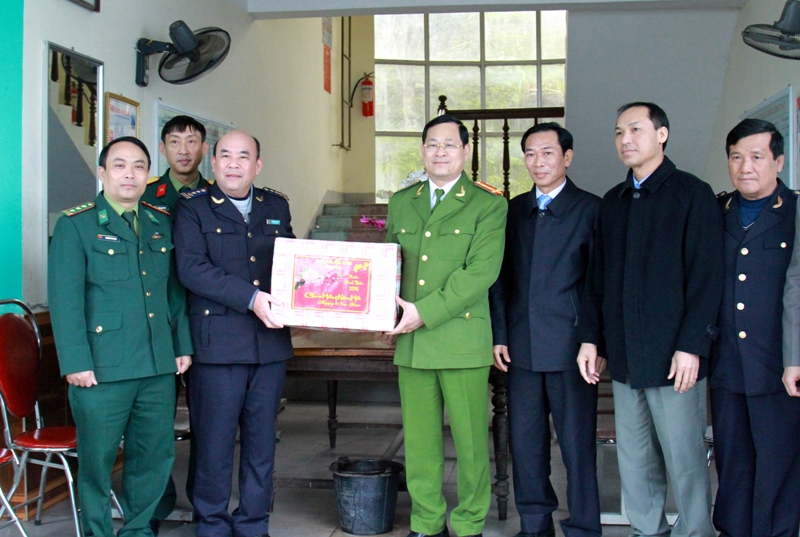 Kết thúc ngày đầu tiên, Đoàn công tác đã ghé thăm, chúc tết và tặng quà tại Chi cục Hải quan cửa khẩu Quốc tế Nậm Cắn.  