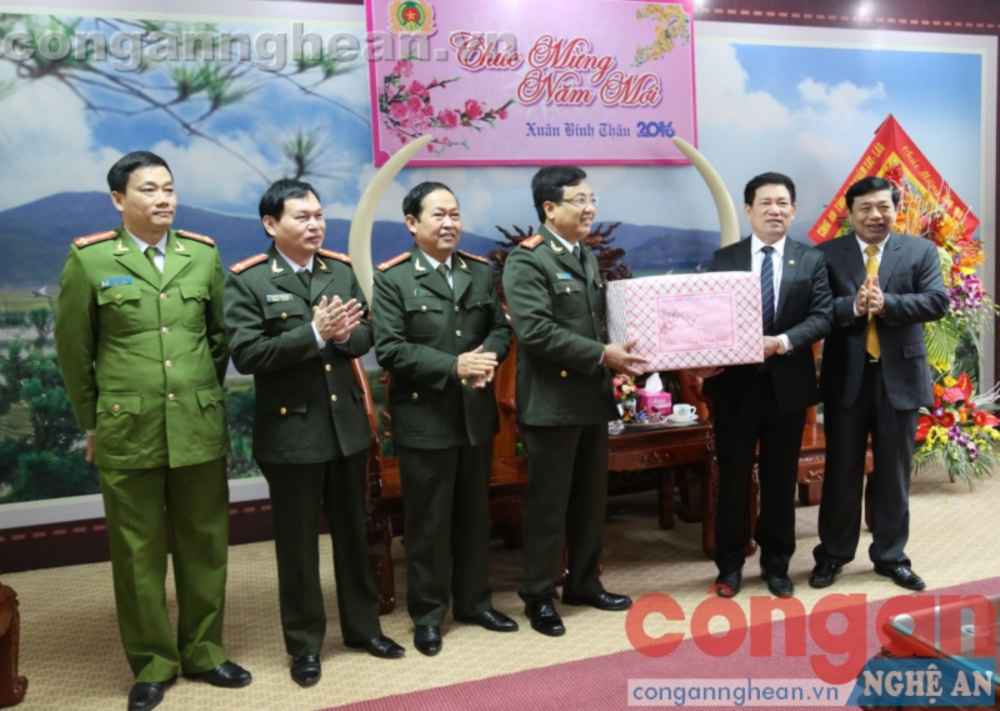 Lãnh đạo tỉnh chúc Tết Công an Nghệ An