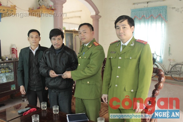 Trại Tạm giam Công an tỉnh tặng quà cho gia đình bác Hồ Thân Hòa 