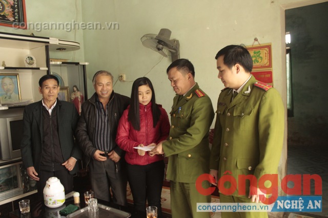 Trại Tạm giam Công an tỉnh tặng quà cho em Ngô Trà My là trẻ mồ côi cả cha và mẹ