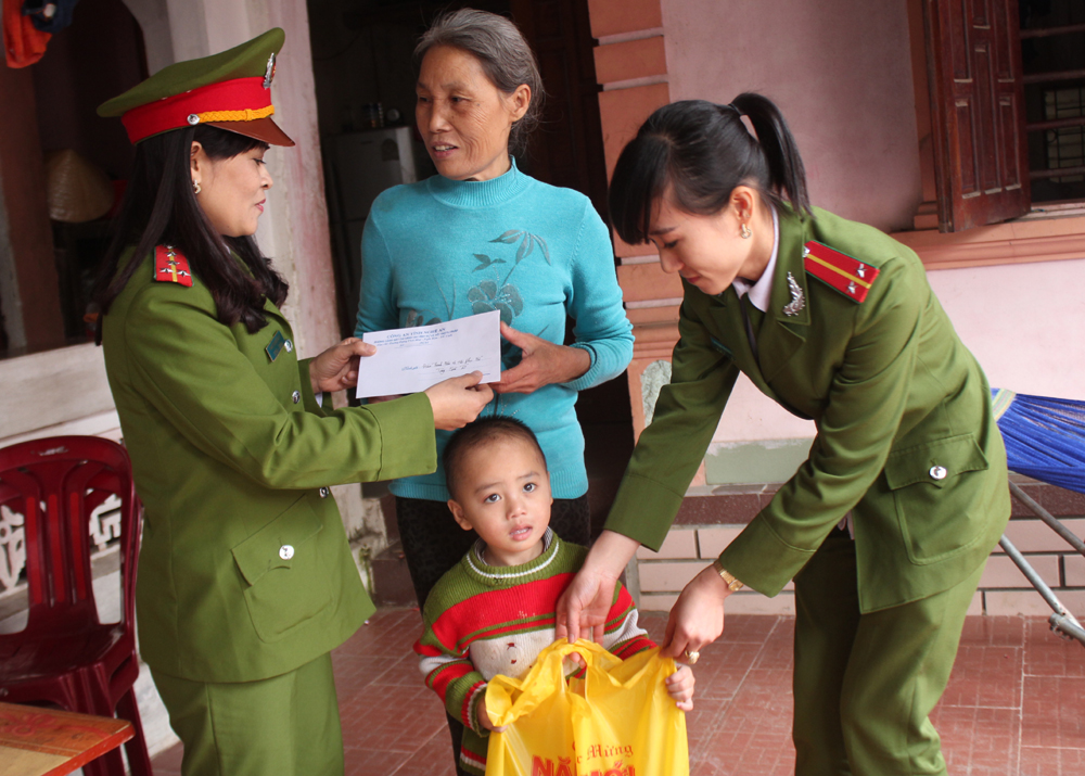 Phòng Cảnh sát Thi hành án hình sự và hỗ trợ tư pháp tặng quà cho các gia đình nạn nhân chất độc màu da cam