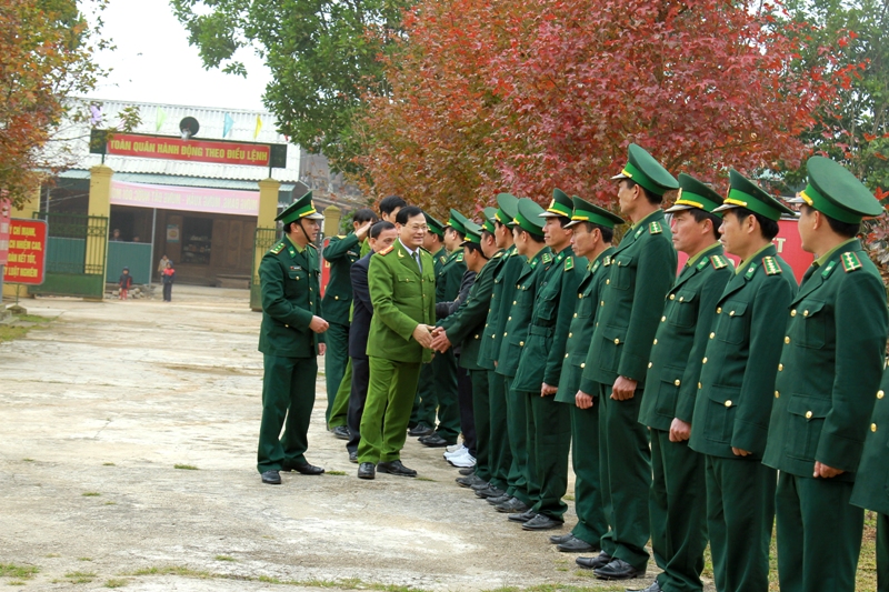 Tại Đồn biên phòng Keng Đu, đồng chí Đại tá Nguyễn Hữu Cầu chia sẻ những khó khăn, vất vả mà cán bộ, chiến sỹ nơi đây phải trải qua để canh giữ tấc đất, bầu trời của Tổ quốc.