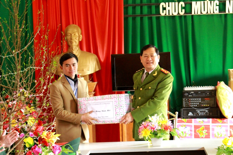 Trao tặng quà tết cho cán bộ và nhân dân xã Keng Đu.