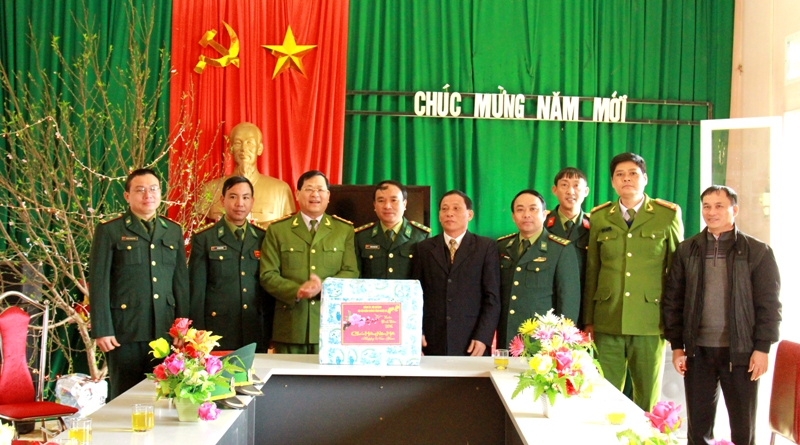 Cùng chụp ảnh lưu niệm với cán bộ, chiến sỹ đồn biên phòng và cán bộ xã Keng Đu.