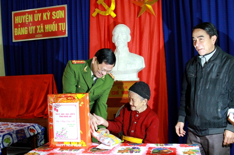 GĐ CA Nghệ An chúc Tết tại xã Keng Đu và công an các địa phương