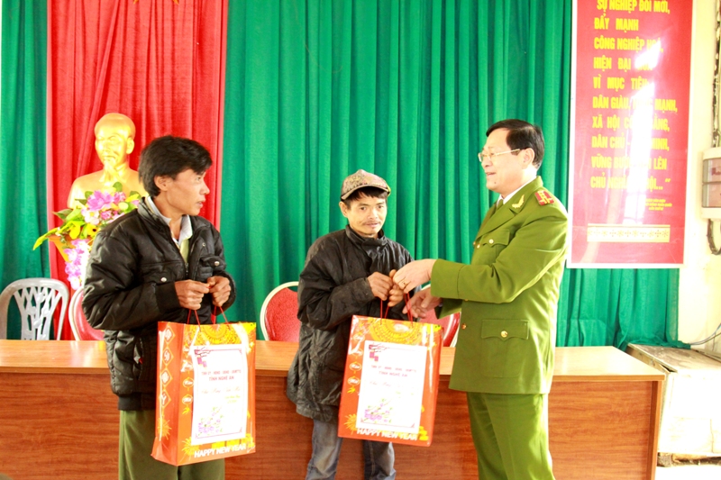 Tại xã Phà Đánh, Đoàn đã tặng quà cho hai hộ gia đình nghèo là Ven Văn Biên (SN 1977), trú bản Phà Khuốm và Lương Văn Nhưn (SN 1972), trú bản Kèo Lực 1. Đây là hai hộ nghèo, có hoàn cảnh khó khăn của xã Phà Đánh.