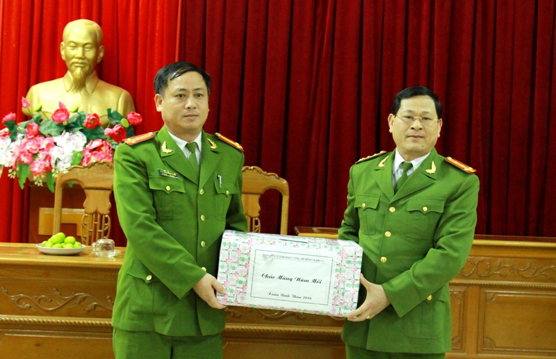 Chúc tết Công an huyện Anh Sơn, Đồng chí Giám đốc căn dặn cán bộ chiến sỹ toàn đơn vị chú trọng ngăn chặn nạn vận chuyển lâm sản, pháo lậu và các hành vi vi phạm pháp luật khác trên địa bàn.