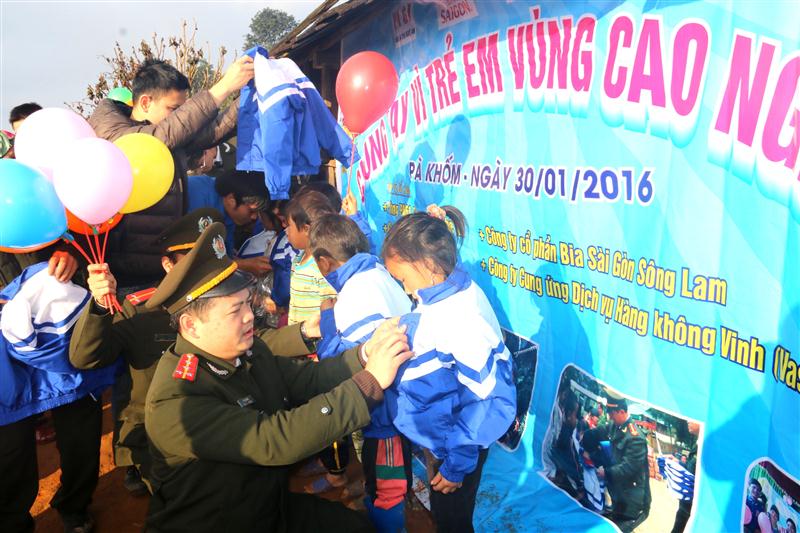 Trao ấm cho trẻ em nghèo xã Tri Lễ