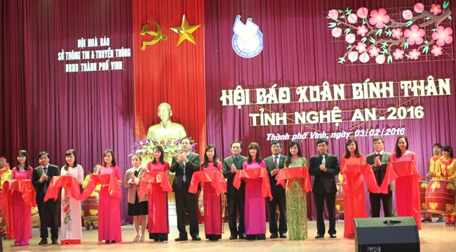 Cắt băng khai trương Hội báo Xuân Bính Thân 2016