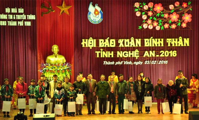 BTC trao quà các gia đình chính sách và các học sinh nghèo trên địa bàn TP Vinh