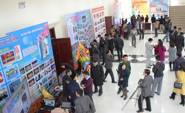 Hội báo Xuân năm nay có 12 gian trưng bày với hơn 100 đầu báo, tạp chí của cả nước