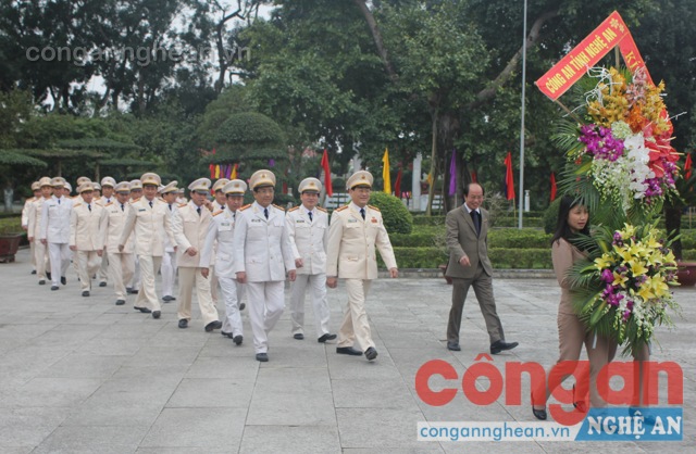 Công an Nghệ An dâng hoa, dâng hương tại các khu di tích