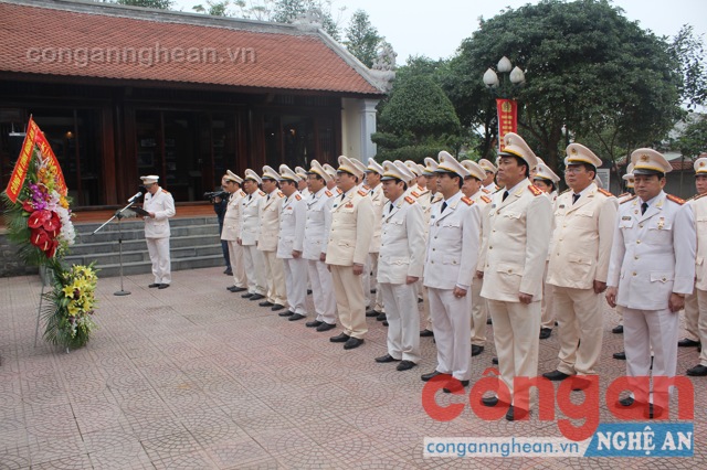 Dâng hoa, dâng hương tại nhà tưởng niệm cố Bộ trưởng Trần Quốc Hoàn
