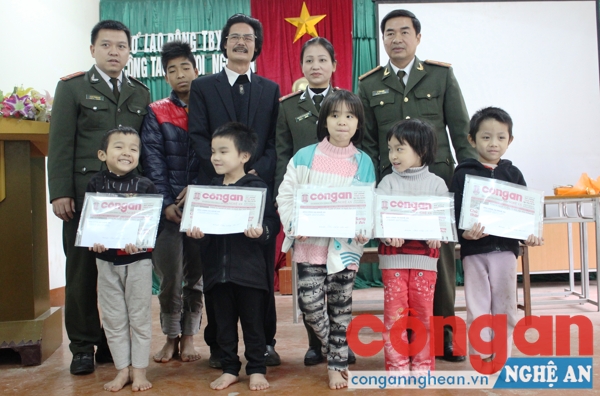 Báo Công an Nghệ An tặng quà Tết cho trẻ em mồ côi
