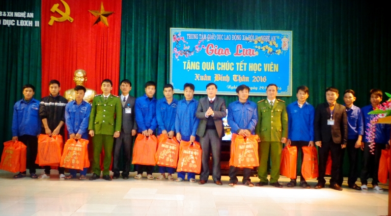 Tặng quà Tết cho học viên tại Trung tâm giáo dục LĐXH 2