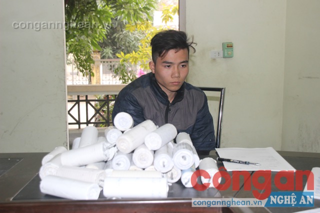 Đối tượng Doãn Tuấn Anh cùng số tang vật tại Cơ quan Công an