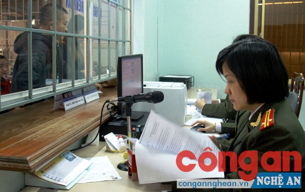 CBCS Phòng Quản lý xuất nhập cảnh làm thủ tục cấp đổi hộ chiếu cho người dân