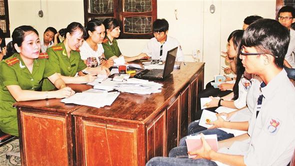 Công an TP Vinh hướng dẫn thủ tục và cấp phát CMND  cho học sinh Trường THPT Huỳnh Thúc Kháng