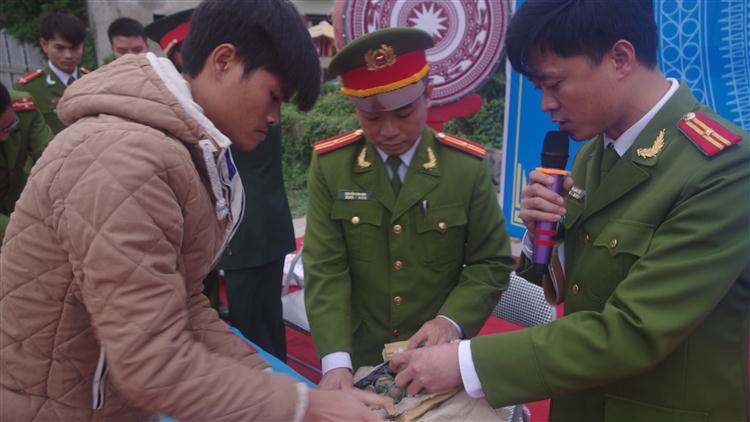  Công an thị xã Hoàng Mai tiếp nhận pháo nổ do nhân dân giao nộp.