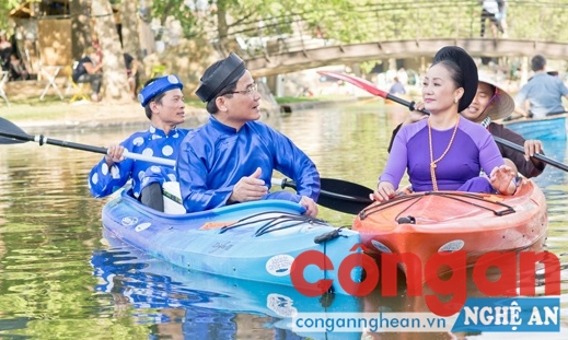  NSND Hồng Lựu và NSƯT Tiến Dũng xuôi thuyền hát dân ca ở Australia (Ảnh do nhân vật cung cấp)