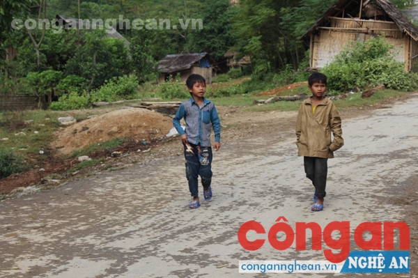 Những đứa trẻ mồ côi ở xã Lượng Minh