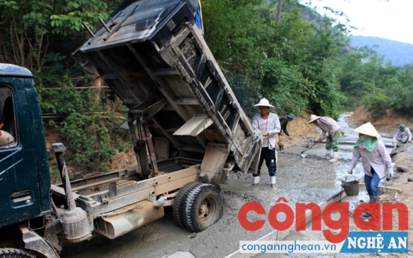 Bà con nông dân xã Thạch Giám, huyện Tương Dương làm đường nông thôn mới