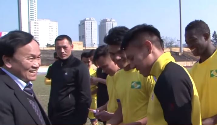 Ban lãnh đạo lì xì cho các cầu thủ