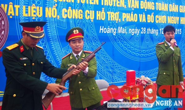 Công an TX Hoàng Mai tổ chức tuyên truyền, vận động và tiếp nhận vũ khí, vật liệu nổ, công cụ hỗ trợ do nhân dân giao nộp trong thời điểm trước Tết Nguyên đán 2016