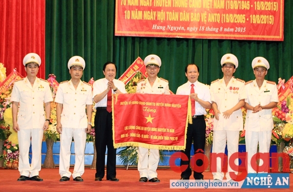 Huyện ủy, UBND, Ủy ban MTTQ huyện Hưng Nguyên trao tặng bức trướng cho Công an huyện nhân kỷ niệm 70 năm Ngày truyền thống CAND Việt Nam
