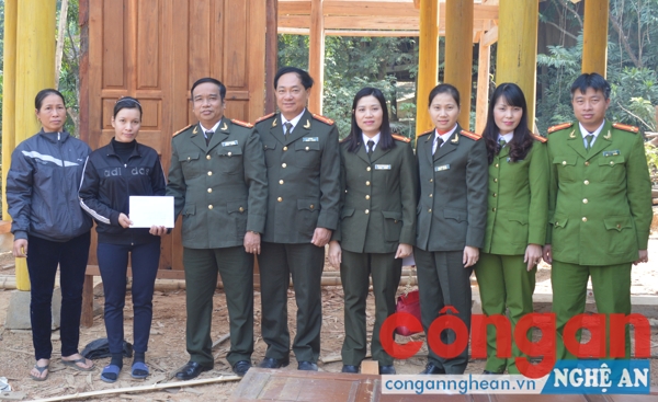 Lãnh đạo Công an các phòng, địa phương và BCH Hội Phụ nữ Công an tỉnh trao quà cho chị Lô Thị Khương