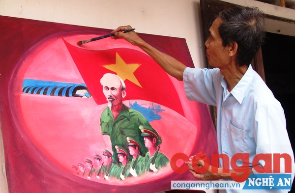 Ông Võ Đức Thuận đang hoàn thiện bức tranh “Bác Hồ với lá cờ quyết thắng”