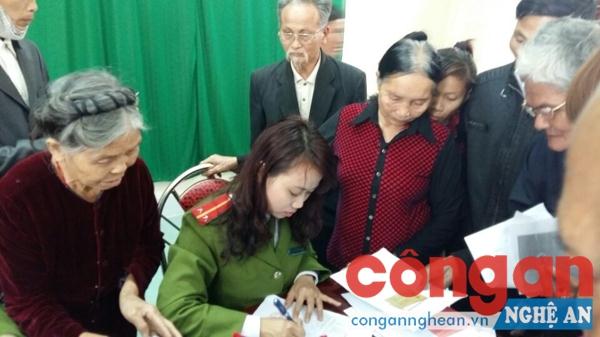 CBCS Công an TP Vinh đến tận cơ sở làm thủ tục cấp CMND cho người dân - Ảnh: Hải Việt