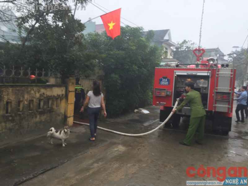Các lực lượng khẩn trương chữa cháy