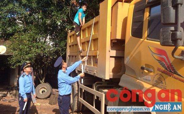 Lực lượng Thanh tra giao thông xử lý xe quá khổ, quá tải