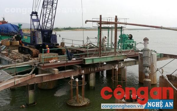 Cầu đường bộ Yên Xuân bắc qua sông Lam đang được đẩy nhanh tiến độ thi công nhằm tạo đà thúc đẩy phát triển đồng bộ kinh tế - xã hội của Nghệ An