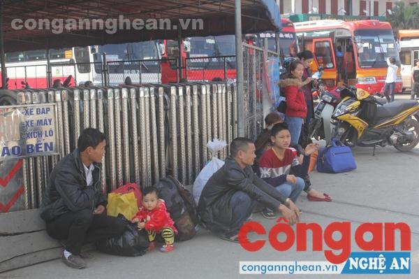 'Nóng' giá vé tàu, xe sau Tết
