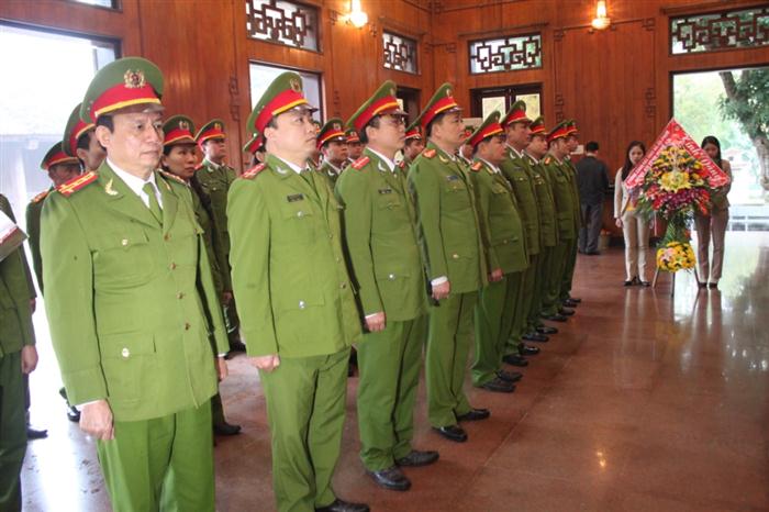Phòng cảnh sát truy nã tội phạm dâng hương, dâng hoa báo công với Bác Hồ