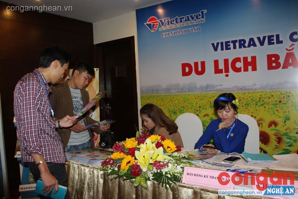 Các đơn vị ngành du lịch tham gia gian trưng bày tại hội thảo