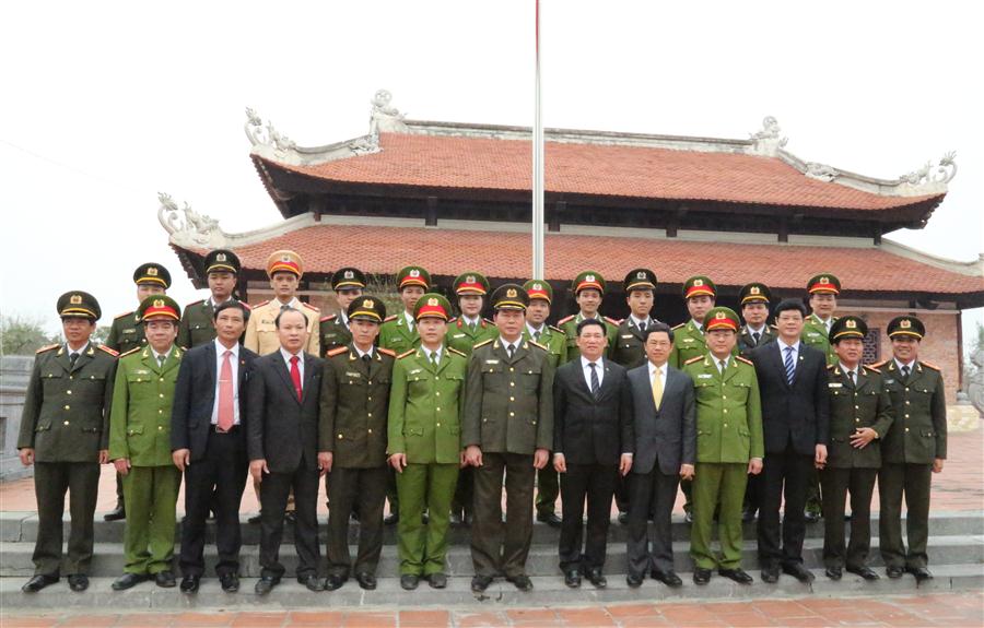 Chụp ảnh lưu niệm tại Khu di tích lịch sử Xô Viết Nghệ Tĩnh